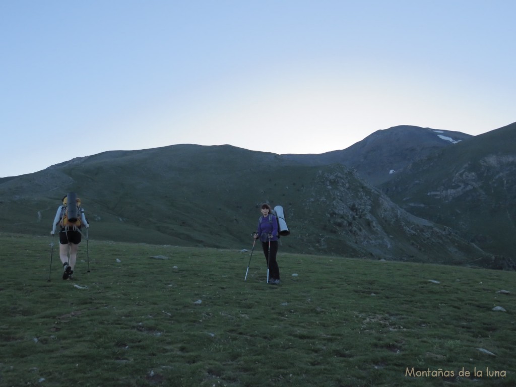 Txell y Olga subiendo al Puigmal desde Fontalba, dicho pico arriba a la derecha